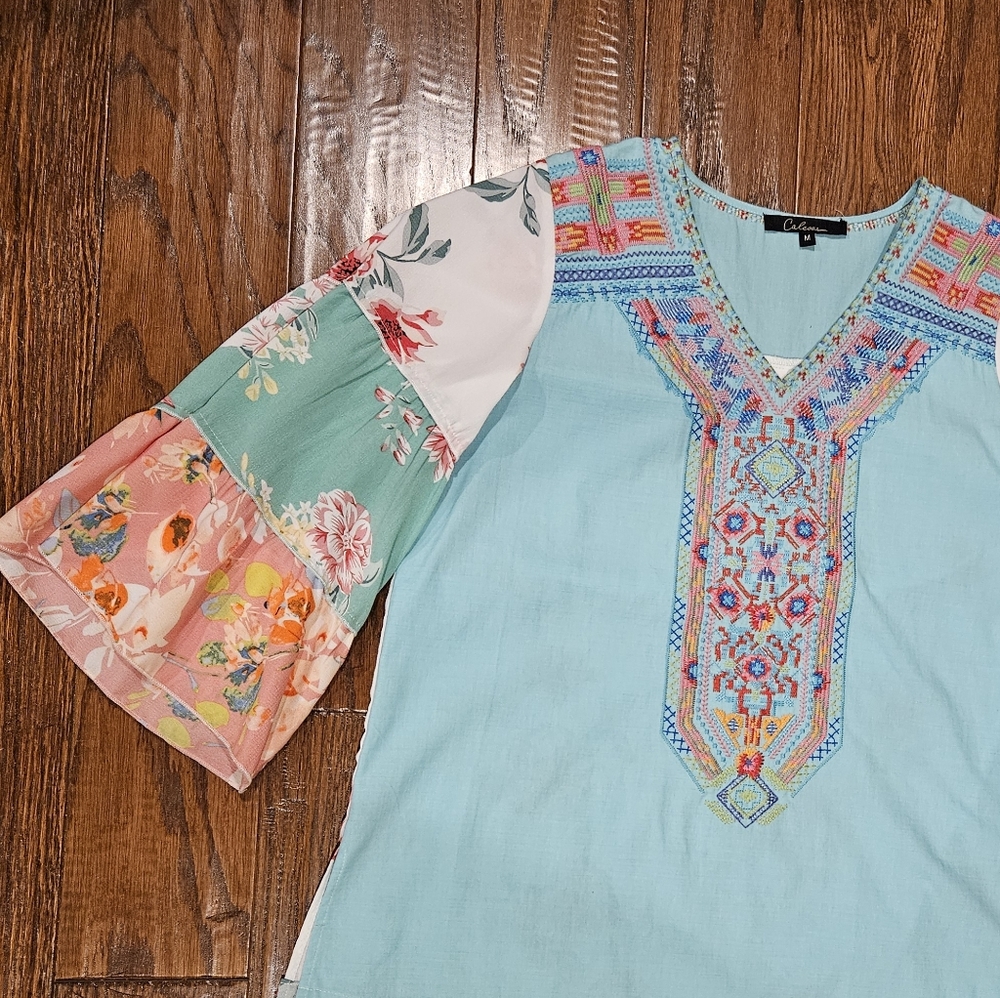 Calessa Embroidered Floral, Ruffled Sleeve Tunic Blouse Size Medium